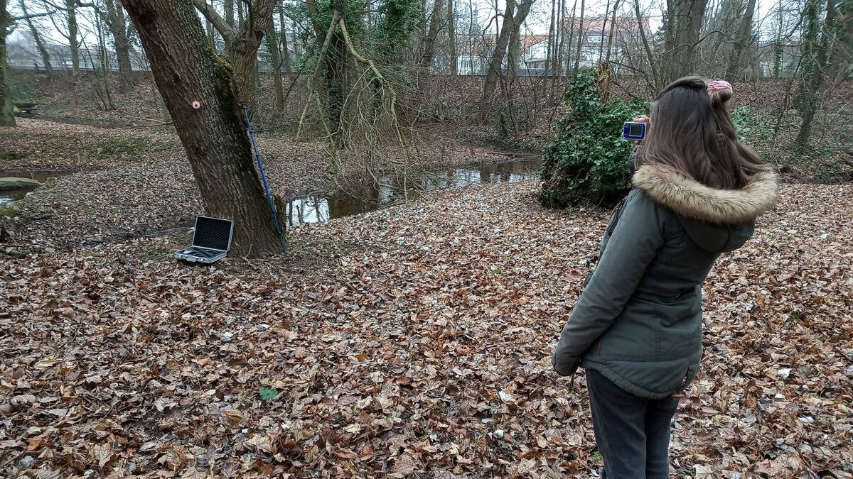 Wissenschaftlerin erfasst Pflanzenbestände in einer Auenlandschaft