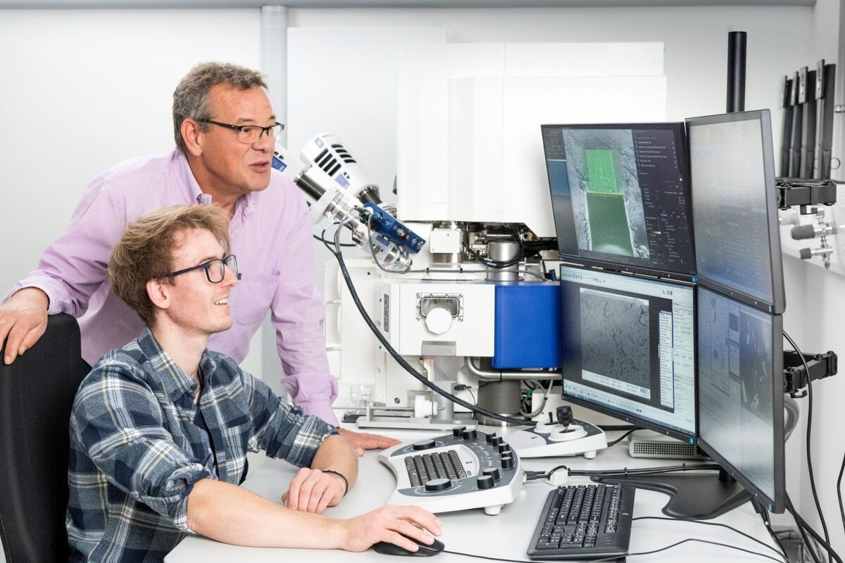 Zwei Wissenschaftler der Forschungsgruppe Elektrochemie der Batterien vor Simulationsmodellen am Computer