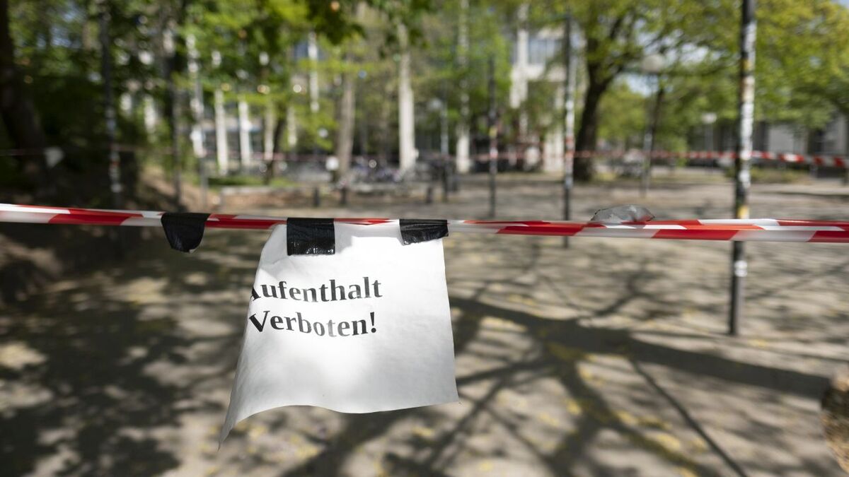 Absperrband auf dem Campus des KIT - eine Folge der Corona-Krise