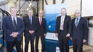 Vertreter von Caterpillar und KIT bei der Eröffnung des gemeinsamen gemeinsames Gasmotoren-Erprobungslabors (Foto: Sandra Göttisheim , KIT)