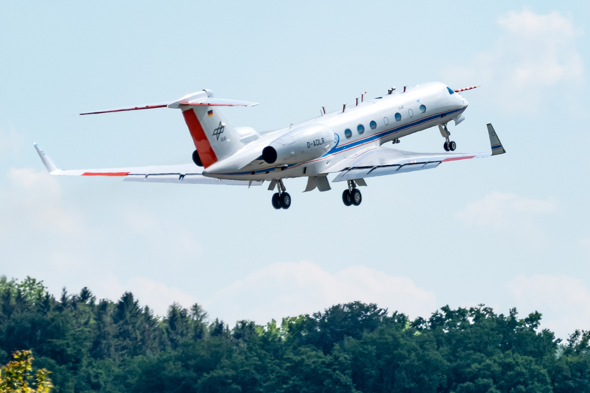 Das Forschungsflugzeug HALO (High-Altitude and LOng-range aircraft), an dem das KIT beteiligt ist, hebt zu einem Messflug ab. (Foto: DLR)