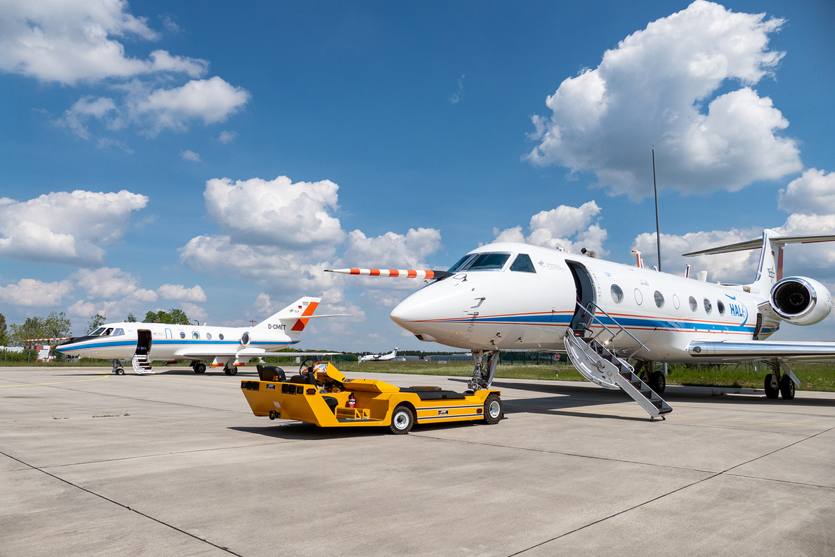 HALO und Falcon heißen die beiden Messflugzeuge, mit denen das Forschungsteam im Projekt BLUESKY die Atmosphäre auf Schadstoffe untersuchen will. (Foto: DLR)