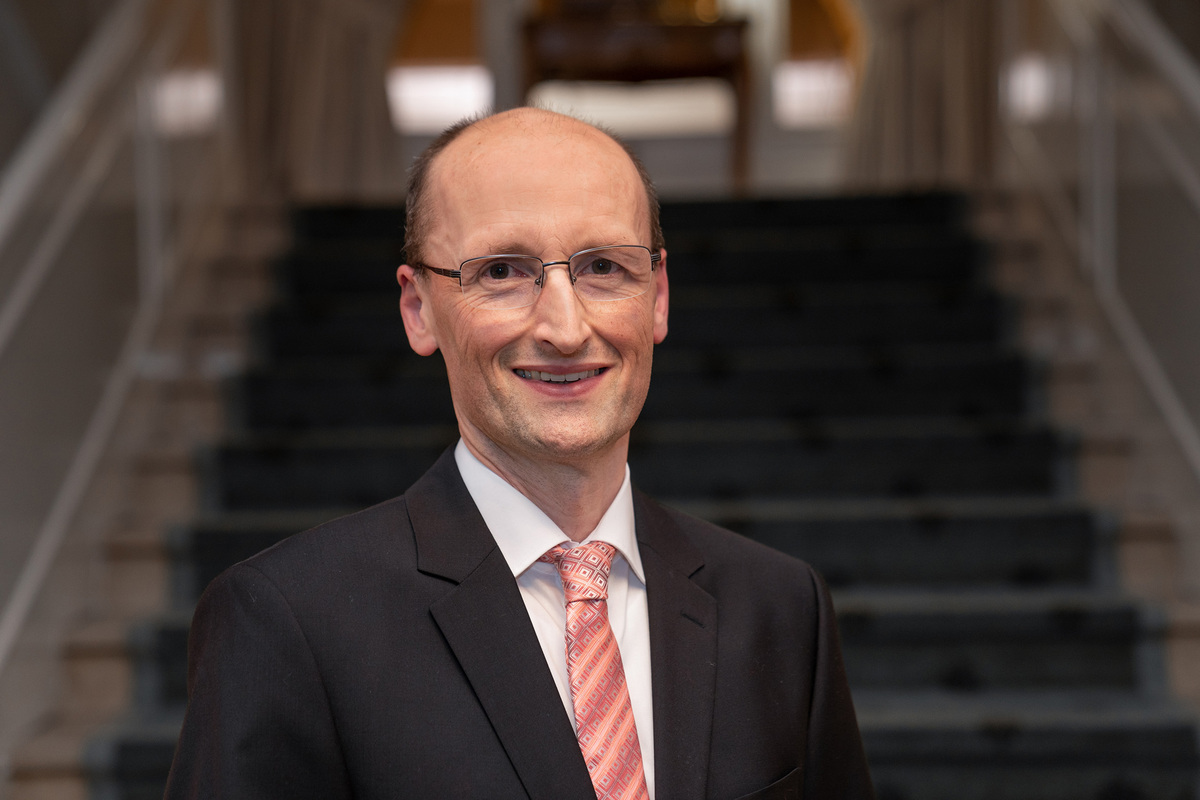 Wolfgang Wernsdorfer vom KIT forscht an möglichen Bausteinen kommender Quantencomputer. (Foto: Marco Schilling)