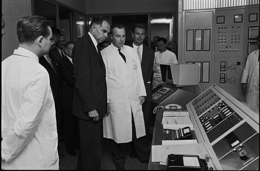 Besuch von Glenn Theodor Seaborg (Nobelpreisträger und Präsident der United States Atomic Energy Commission (USAEC)) (Zweiter von links). Hans Joachim Langmann (Dritter von links) erläutert dem Gast das Zyklotron des Forschungszentrums. (Foto: KIT-Archiv)