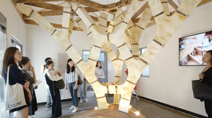 Der „MycoTree“, eine Struktur aus Pilzmyzelium und Bambus (Foto: Carlina Teteris)