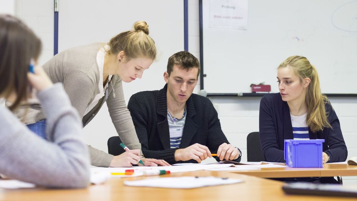 Vier Menschen in einer Besprechung