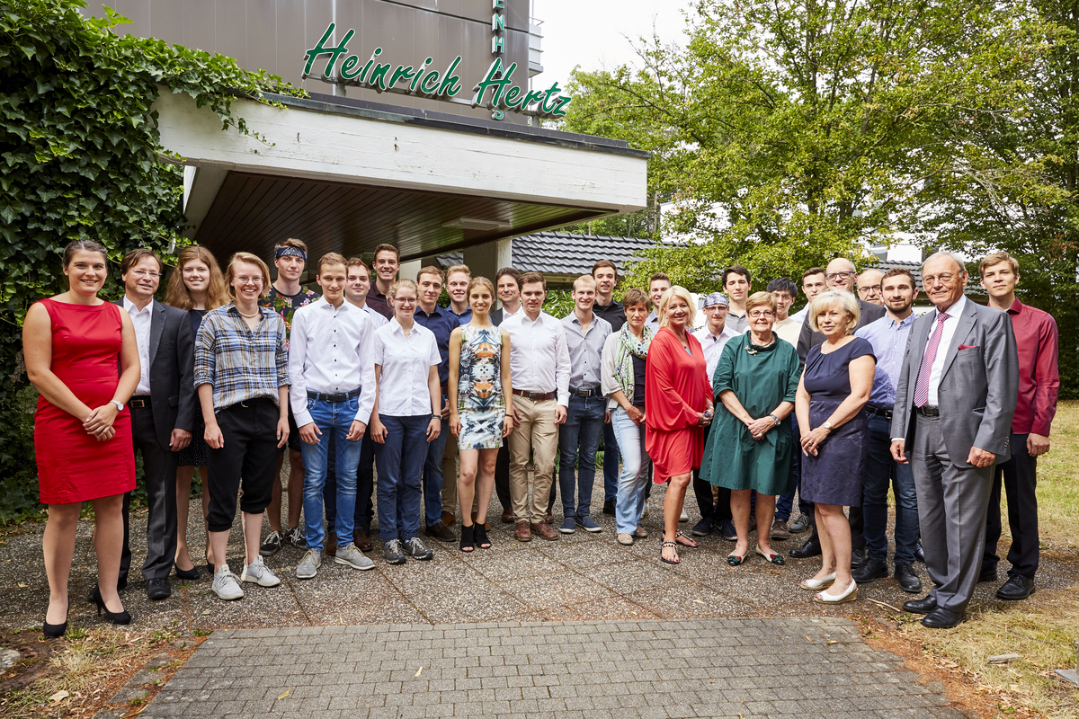 Gruppenbild der Schroff-Stipendiaten sowie der Vertreterinnen und Vertreter der Stiftung und des KIT