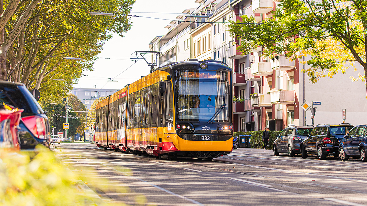 Trambahn unterwegs in Karlsruhe