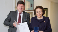Professor Thomas Hirth und Dr. Sybill Storz KIT (Foto: Karl Storz GmbH & Co. KG)