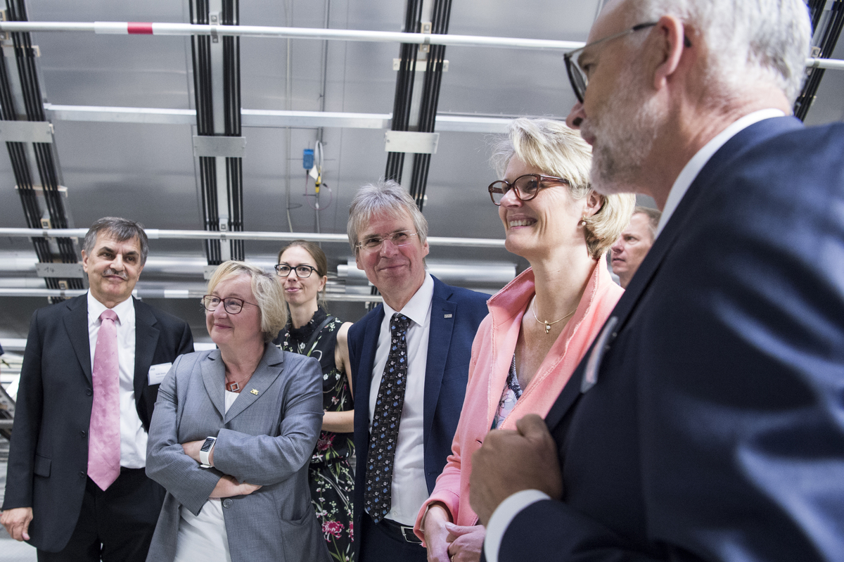 Bundesministerin Anja Karliczek und Landesministerin Theresia Bauer beim Großexperiment KATRIN (Foto: Amadeus Bramsiepe, KIT)