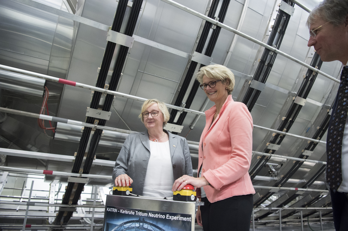 Bundesministerin Anja Karliczek und Landesministerin Theresia Bauer beim Großexperiment KATRIN (Foto: Amadeus Bramsiepe, KIT)