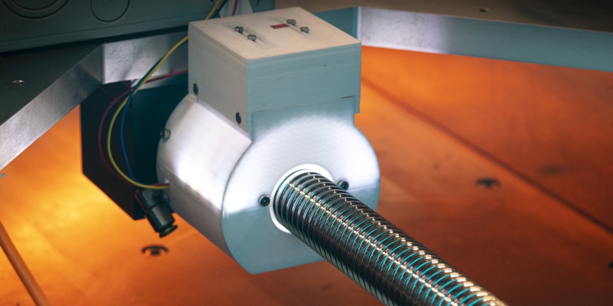 Forschende des KIT haben ein System zur vollautomatischen Spindelüberwachung entwickelt, das neben anderen Innovationen auf der Hannover Messe 2021 präsentiert wird. (Foto: Markus Breig, KIT)