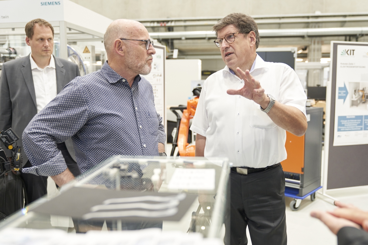 Winfried Hermann informierte sich über die Forschung am KIT, dabei standen regenerative Kraftstoffe, Speichertechnologien, elektrische Antriebe und mehr auf dem Programm