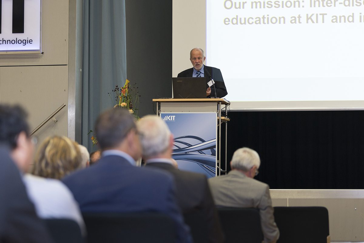 Auf der Jahrestagung des KIT-Zentrums Energie spricht Thomas Schulenberg über seine Forschung. (Bild: Laila Tkotz/KIT)