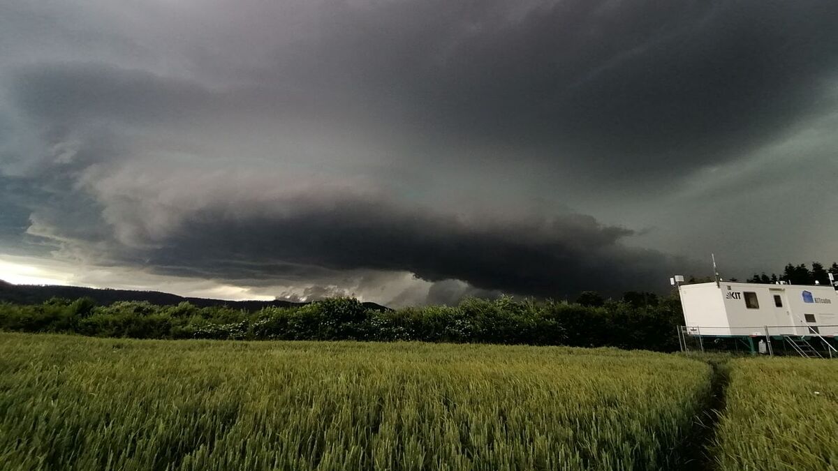 Aufzug einer Superzelle (gefährliches Gewittergebilde) auf der Schwäbischen Alb