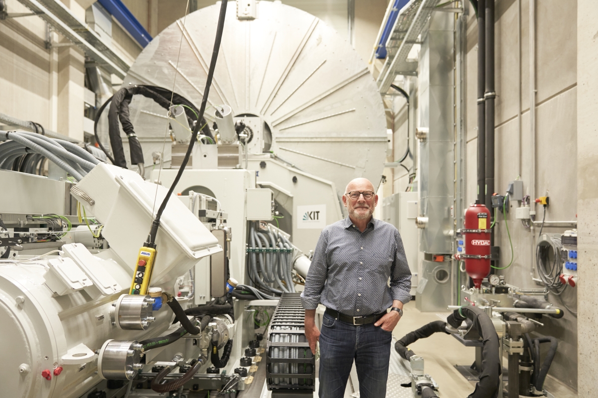 Winfried Hermann informierte sich über die Forschung am KIT, dabei standen regenerative Kraftstoffe, Speichertechnologien, elektrische Antriebe und mehr auf dem Programm