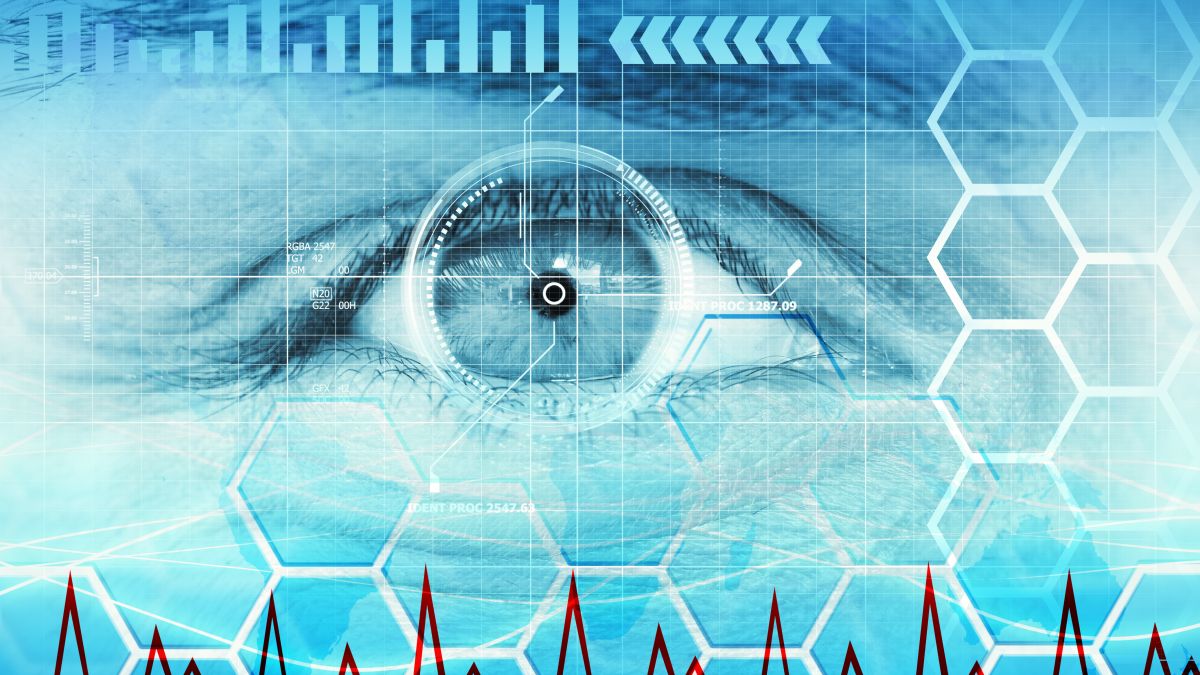 Geöffnetes menschliches Auge hinter einem transparenten, Technologie-Vordergrund