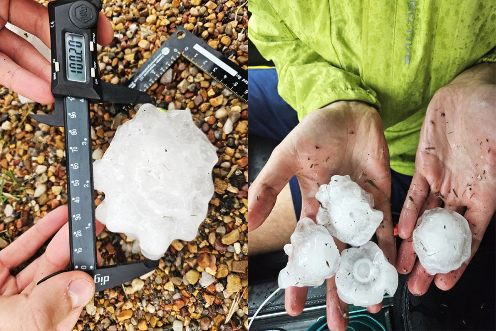 Faustgroße Hagelkörner, eines wird mit einem Messschieber gemessen, andere in Händen gehalten.