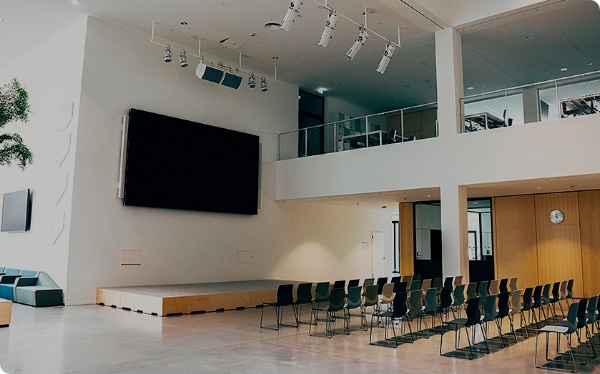 Veranstaltungsraum am Campus Süd mit Videowand und Reihenbestuhlng