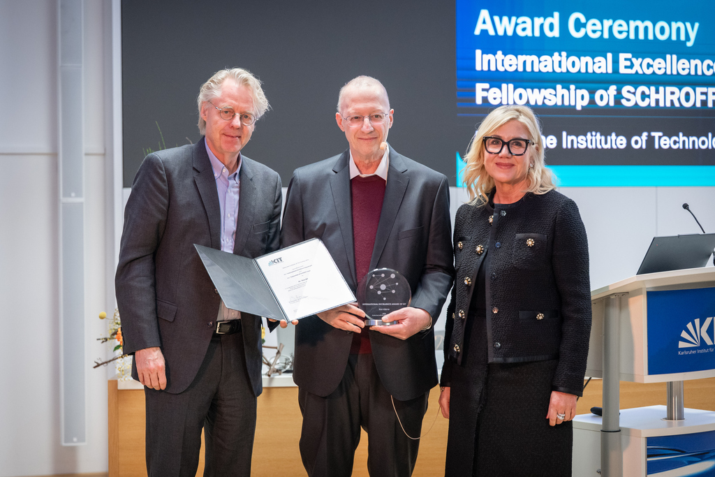 Gruppenfoto des Preisträgers und der Preisstiftenden mit Präsident