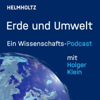 Podcast-Logo "Erde und Umwelt" mit Erdabbildung und Text auf blauem Hintergrund.