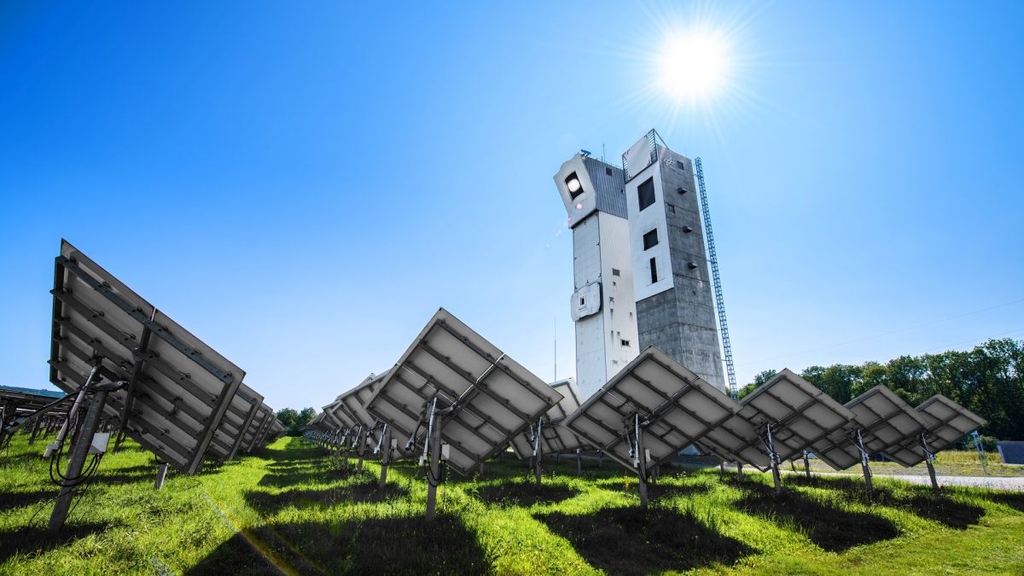 Solartürme im Versuchsbetrieb. In Jülich betreibt der DLR eine in Europa einzigartige Großforschungsanlage für solare Bestrahlungstests.