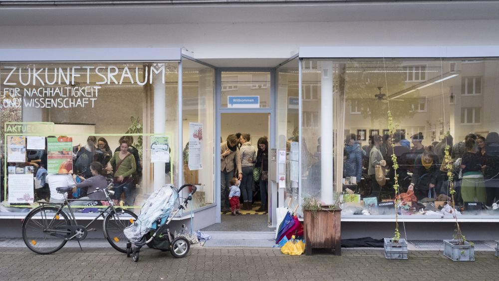 Das Reallabor Quartier Zukunft – Labor Stadt erforscht und erprobt zusammen mit Menschen in der Karlsruher Oststadt, wie ein Stadtquartier in Einklang mit der Umwelt nachhaltiger gestaltet werden kann.