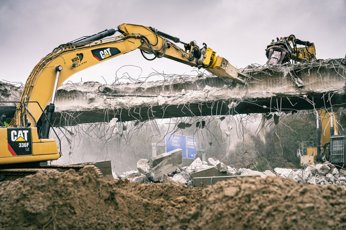 Bagger reißen eine alte Betonstruktur ab.