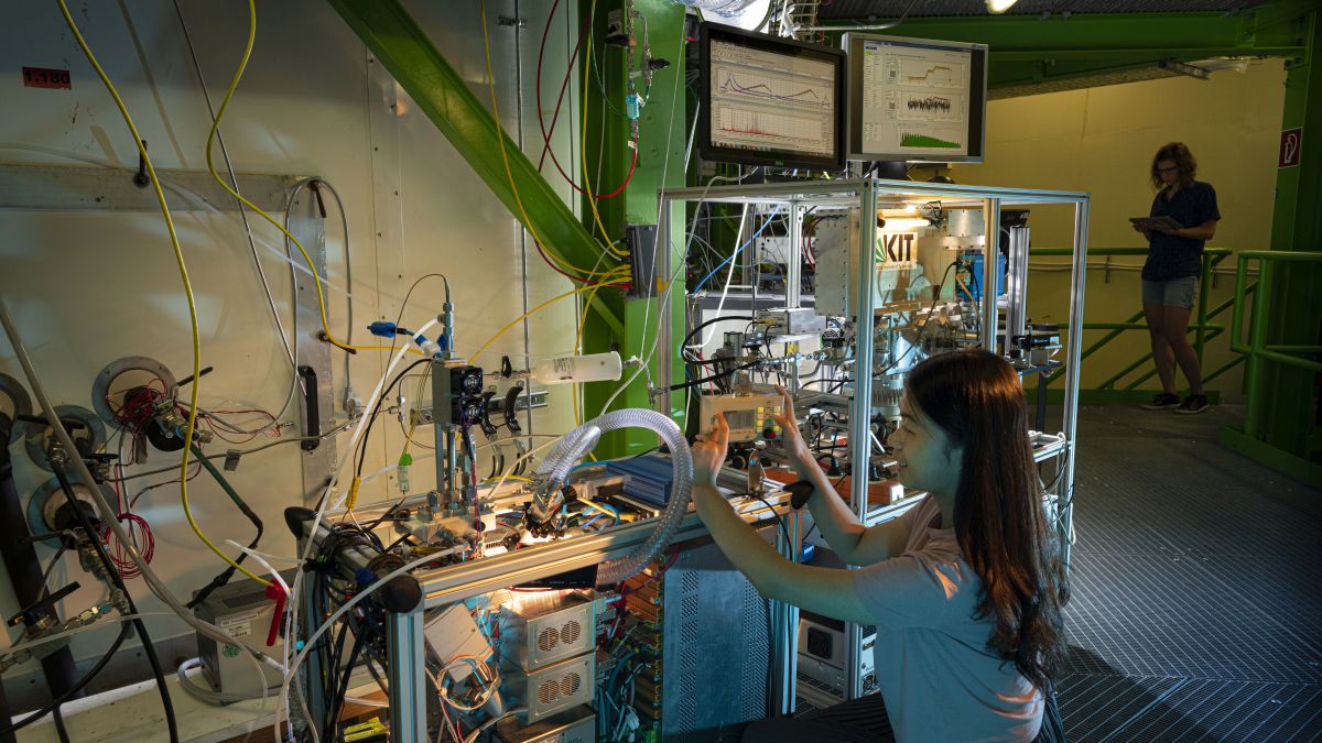 Im Innern der AIDA-Anlage: Aerosolmassenspektrometer und chemisches Ionisationsmassenspektrometer zur Untersuchung der chemischen Zusammensetzung von Aerosolgasphase und Partikelphase