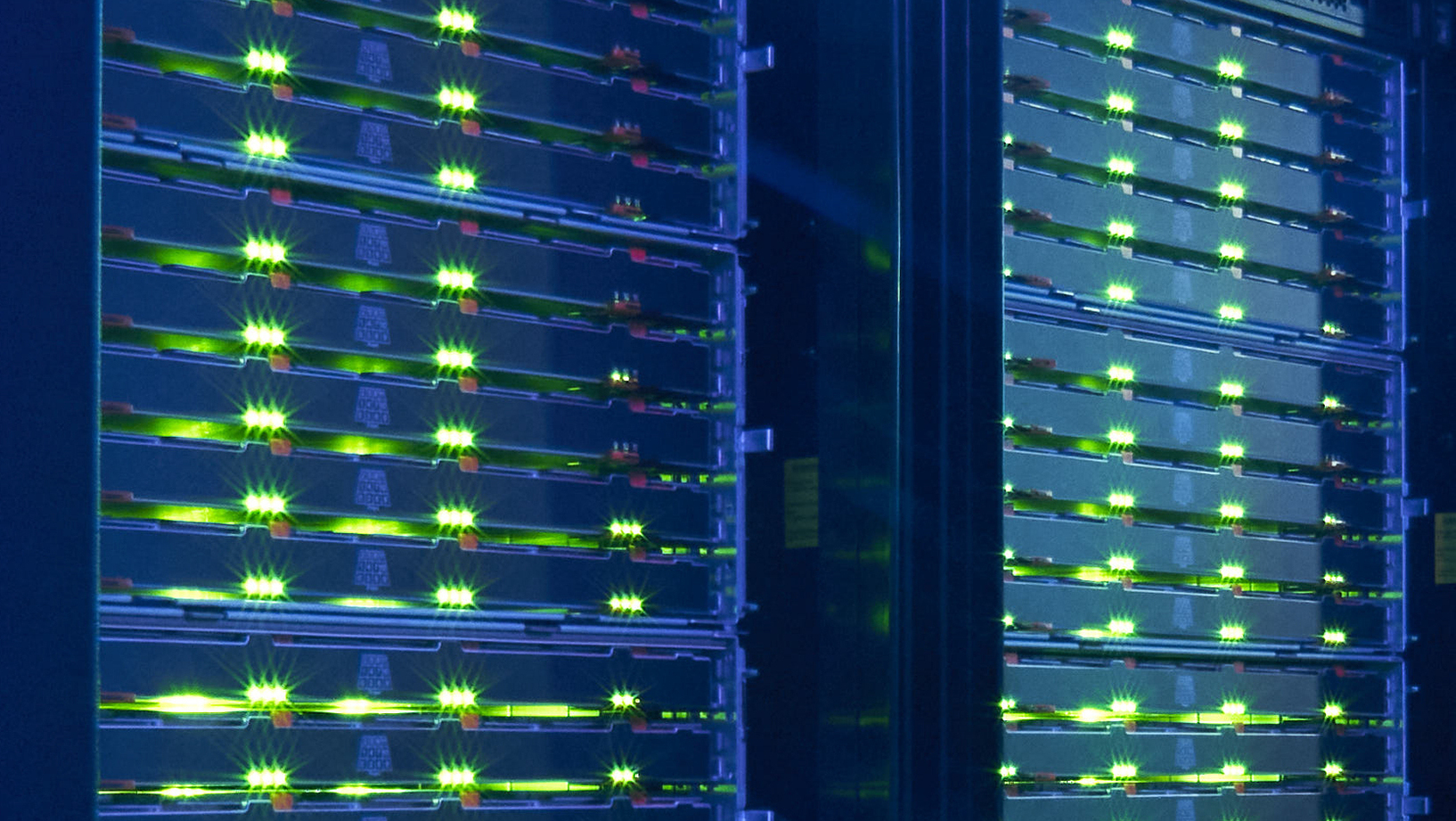 KIT Server-Racks mit leuchtenden grünen LED-Anzeigen.