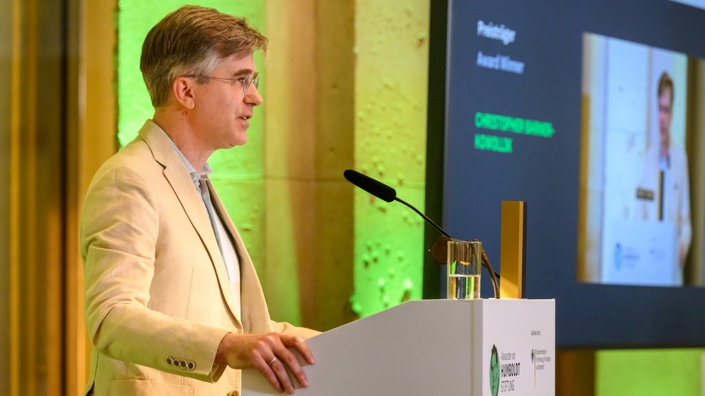 Christopher Barner-Kowollik hält eine Dankesrede bei der Verleihung der Humboldt-Professur.