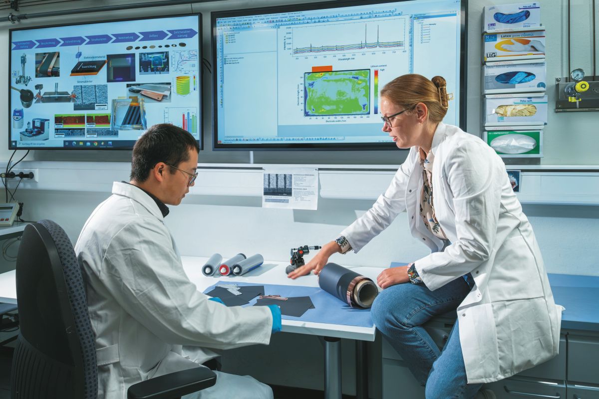 Internationales Forschungsteam untersucht Materialproben im Labor.