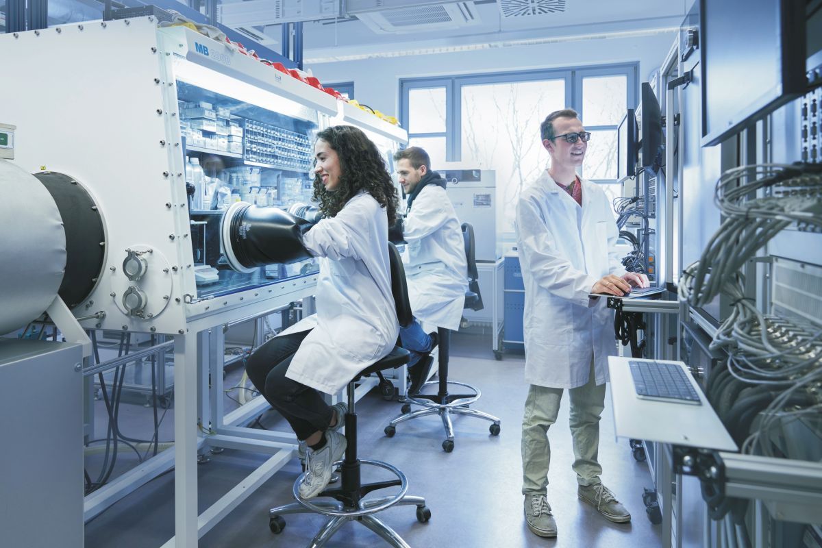 Forschende Im Labor untersuchen Lithium-Ionen Batterien mithilfe von Handschuhboxen