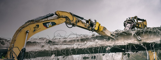 Bagger reißen eine alte Betonstruktur ab.