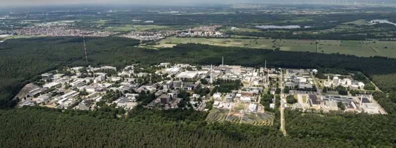 Luftaufnahme des Campus Nord umgeben von Wald: Zentrum internationaler Großforschung