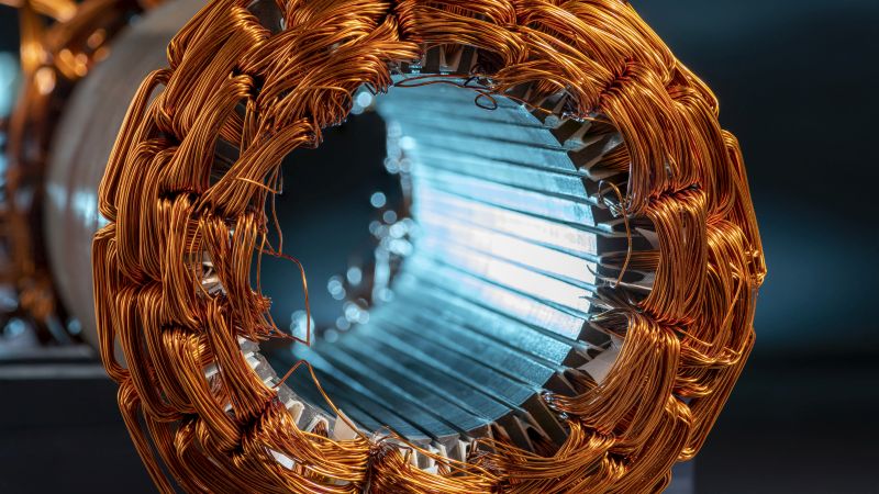 Elektrischer Traktionsmotor: Nahaufnahme einer elektrischen Wicklung mit Kupferdrähten an einem Metallkern.