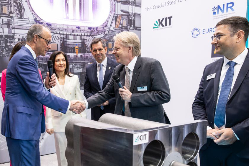 Foto beim Handshake Bundeskanzler und KIT-Praesident