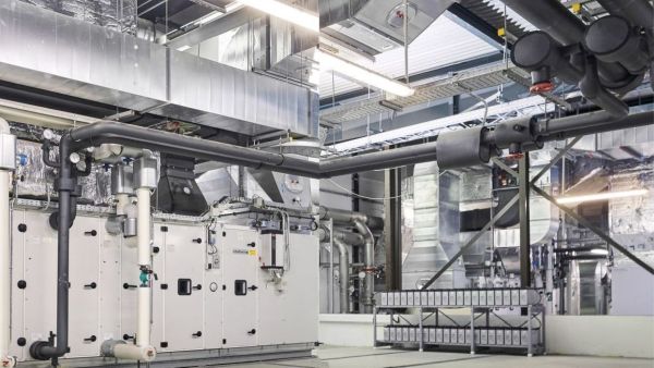 Moderne industrielle Lüftungsanlage mit Rohrleitungen und Maschinen in einem Technikraum am Campus Nord.