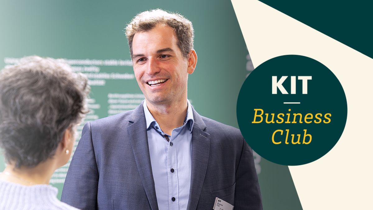 Mann im Anzug im Gespräch, daneben das Logo des KIT Business Club.