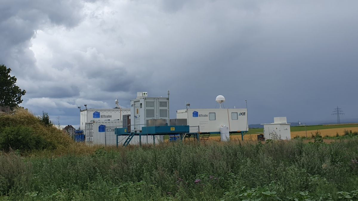 Mit dem KITcube am Hauptmessstandort der Swabian MOSES 2023 Messkampagne in Villingen-Schwenningen sammeln die Forschenden Daten, um unter anderem die Wettervorhersage zu verbessern.