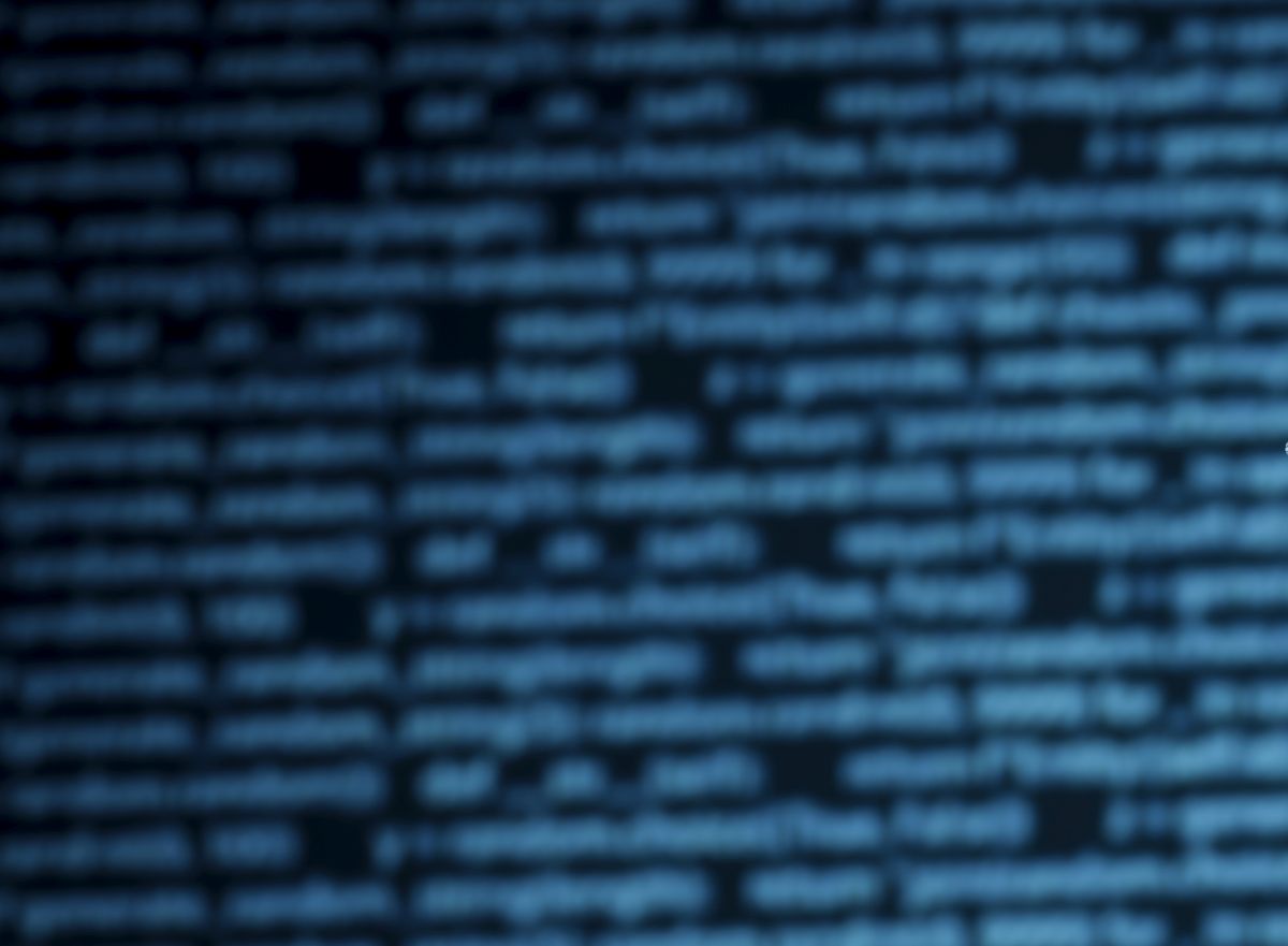 Blauer Hintergrund mit unscharfen Zeilen aus Programmiercode