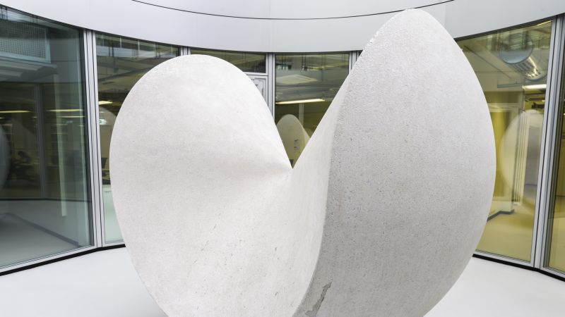 Max Bill Kugel im Mathematikgebäude des KIT