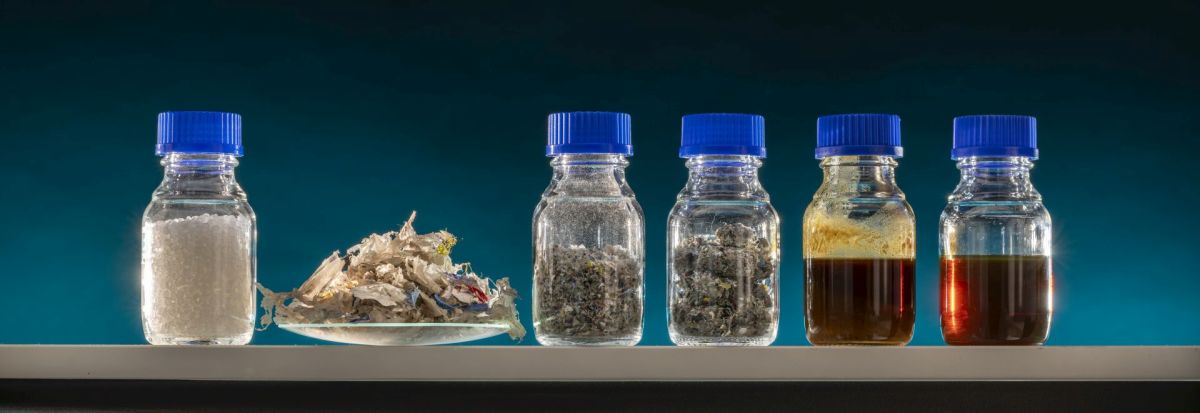 Nachhaltige Kreislaufwirtschaft: Verschiedene Proben aus recyceltem Kunststoffabfall in Glasfläschchen.