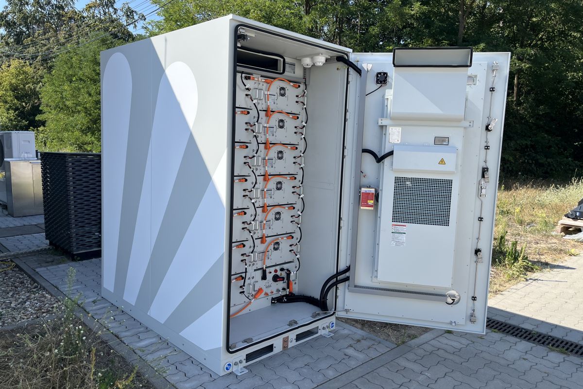 Geöffneter Natrium-Ionen-Speicher am Campus Nord des KIT.
