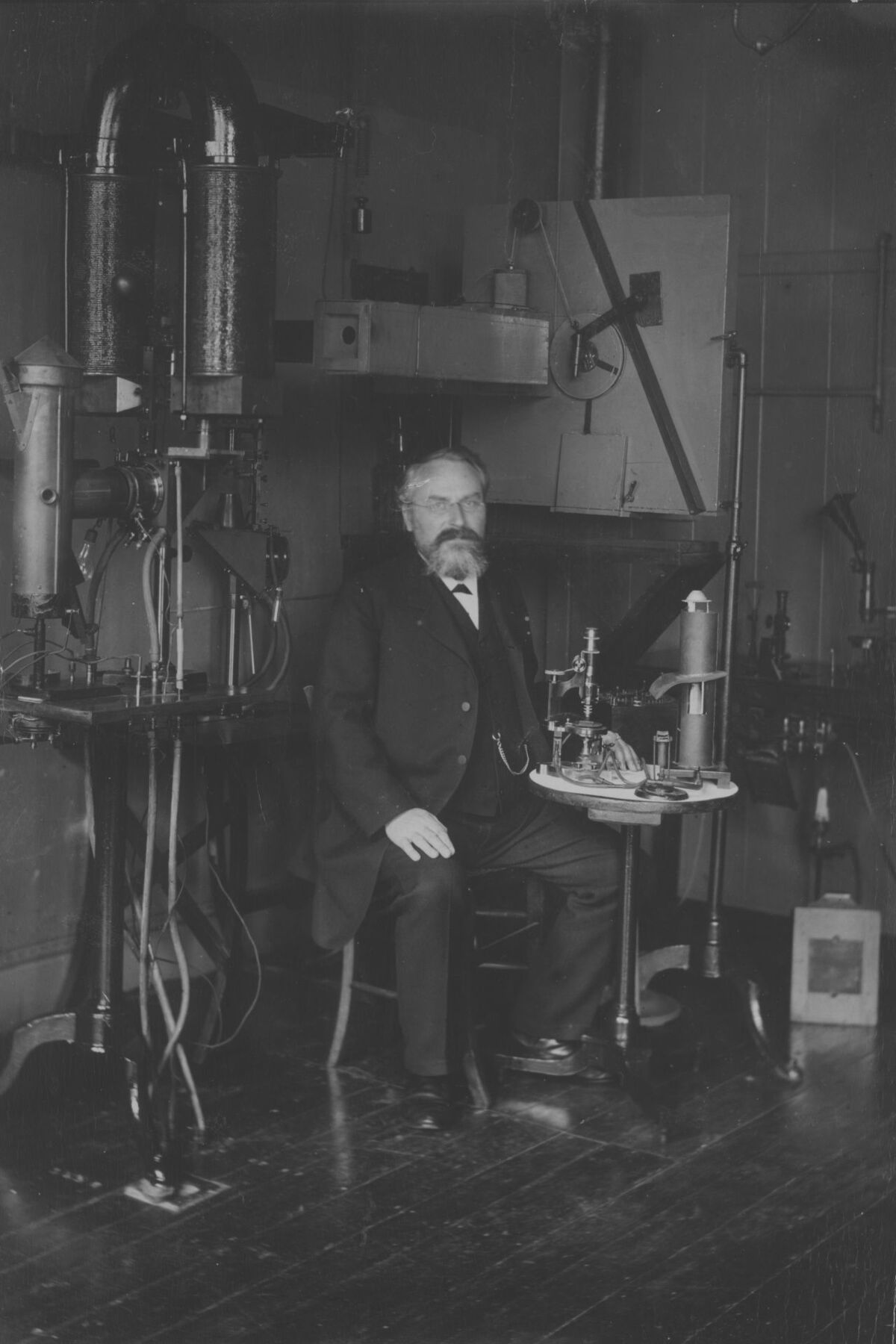 Schwarzweiß-Aufnahme von Otto Lehmann vor seinem Mikroskop