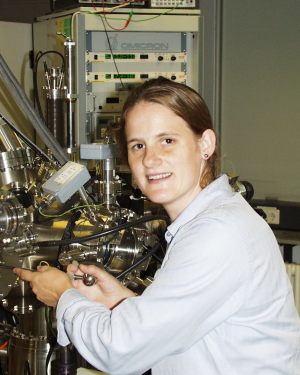 Forschung an Nanokontakten für schnellere Computerchips: KIT-Wissenschaftlerin Regina Hoffmann. (Foto: Lars Behrens)