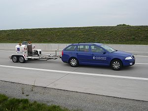 Prüfung der Tragfähigkeit einer Straße: Das Falling Weight Deflectometer (FWD) kann eine Belastung von fünf Tonnen aufwärts simulieren. (Foto: ISE)