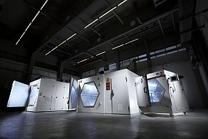 Im KIT wurde ein gro&szlig;es Versuchszentrum f&uuml;r den industriellen Einsatz der Mikrowellentechnologie f&uuml;r Verbundwerkstoffe aufgebaut. (Foto: KIT) 