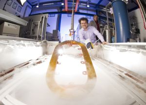 Prototyp: Spule für einen künftigen Generator an einem mit Flüssigstickstoff gefüllten Kühlbecken (Foto: Siemens) 