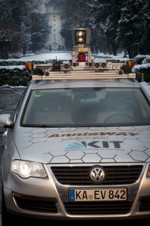 Kameras und Sensoren auf dem Dach erm&ouml;glichen es AnnieWAY sicher, effizient und schnell vorw&auml;rts zu kommen. (Bild: KIT)